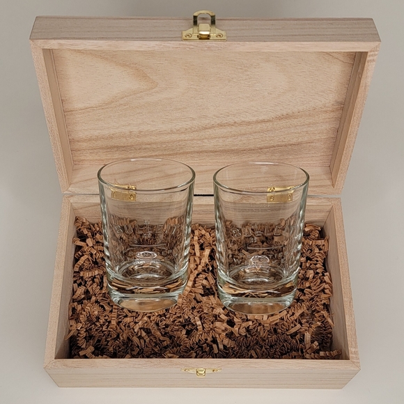 Bulleit Bourbon Whiskey Tumbler Glass gift set - Picture 3 of 15